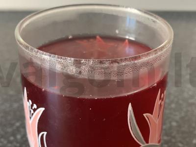 Karkadė arbata su medumi ir raudonaisiais serbentais pagrindine nuotrauka