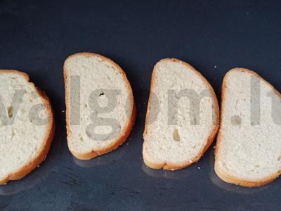 Traškūs skrudinti duonos gabaliukai su česnaku ir žolelėmis Žingsnis 1