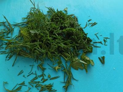 Traškūs skrudinti duonos gabaliukai su česnaku ir žolelėmis Žingsnis 2