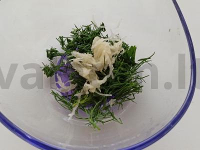 Traškūs skrudinti duonos gabaliukai su česnaku ir žolelėmis Žingsnis 3