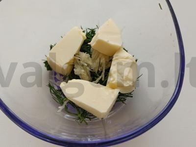 Traškūs skrudinti duonos gabaliukai su česnaku ir žolelėmis Žingsnis 4