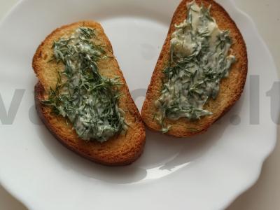 Traškūs skrudinti duonos gabaliukai su česnaku ir žolelėmis Žingsnis 5