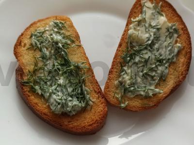 Traškūs skrudinti duonos gabaliukai su česnaku ir žolelėmis pagrindine nuotrauka