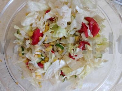 Ledinis salotas su kukurūzais ir sezamų aliejumi pagrindine nuotrauka