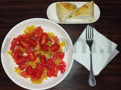 Keptų paprikų salotos su pomidorais pagrindine nuotrauka