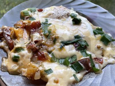 Kiaušinienė su daržovėmis ir sūriu pagrindine nuotrauka