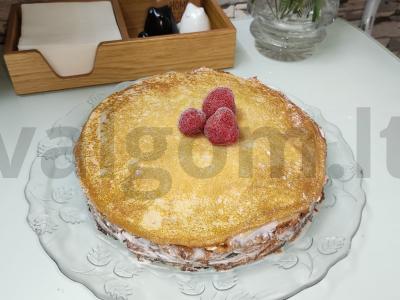 Blynų tortas su varškės kremu ir vyšniomis pagrindine nuotrauka