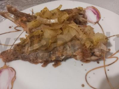 Kepta plekšnė su svogūnais pagrindine nuotrauka