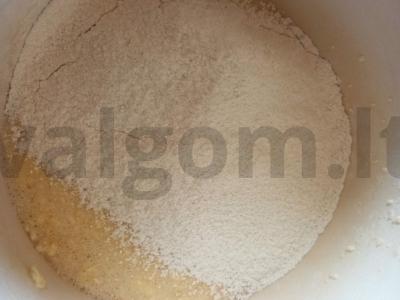 Varškės apkepas su sezamo sėklomis ir mango gabaliukais Žingsnis 3