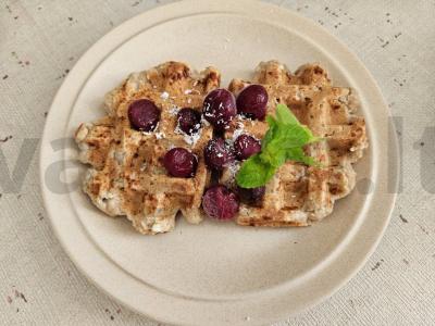 Avižiniai vafliai su spanguolėmis ir riešutais pagrindine nuotrauka