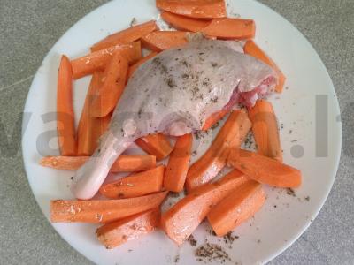 Anties šlaunelė, kepta su morkomis ir itališkais prieskoniais Žingsnis 5