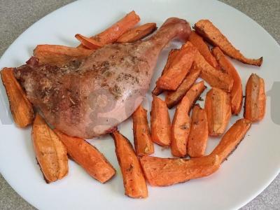 Anties šlaunelė, kepta su morkomis ir itališkais prieskoniais pagrindine nuotrauka