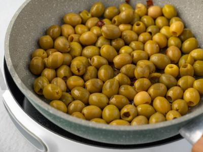 Prieskoniuoti alyvuogės prieskoniuose Žingsnis 2