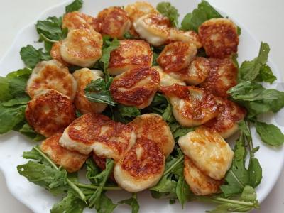 Halloumi sūris su rukola pagrindine nuotrauka