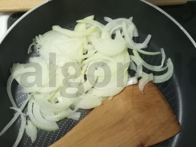 Sluoksniuotos tešlos pica su saldžiuoju pipiru ir alyvuogėmis Žingsnis 1