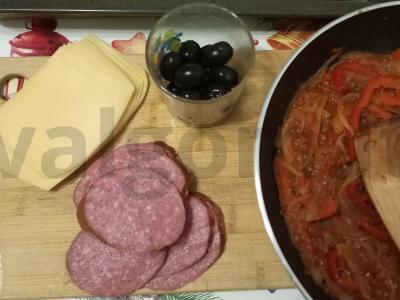 Sluoksniuotos tešlos pica su saldžiuoju pipiru ir alyvuogėmis Žingsnis 4