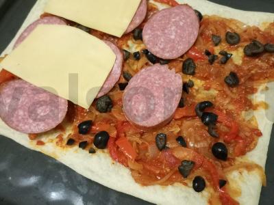 Sluoksniuotos tešlos pica su saldžiuoju pipiru ir alyvuogėmis Žingsnis 5