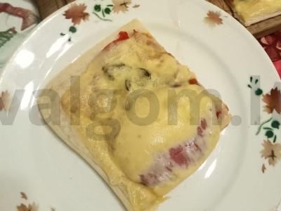 Sluoksniuotos tešlos pica su saldžiuoju pipiru ir alyvuogėmis pagrindine nuotrauka