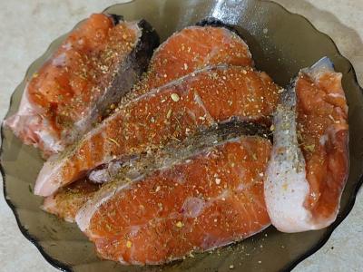 Kepta lašiša prieskoniuose Žingsnis 1