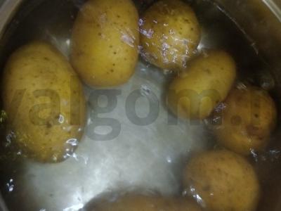 Olivje su majonezu ir marinuotais agurkais Žingsnis 1