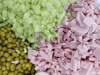 Olivje su majonezu ir marinuotais agurkais Žingsnis 5