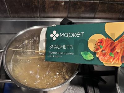 Spagečiai su krevetėmis ir daržovėmis austrių padaže Žingsnis 1