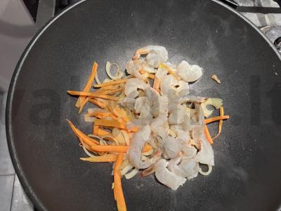 Spagečiai su krevetėmis ir daržovėmis austrių padaže Žingsnis 3