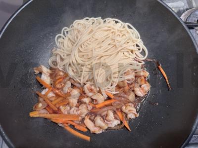 Spagečiai su krevetėmis ir daržovėmis austrių padaže Žingsnis 5