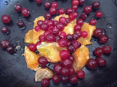 Anties šlaunelės su spanguolių-apelsinų padažu Žingsnis 3