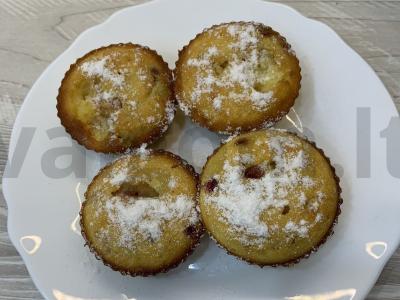 Mini mankai su kefyru ir raudonaisiais serbentais pagrindine nuotrauka