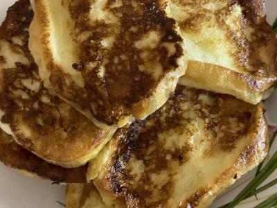 Saldžios skrudintos duonos riekelės prie arbatos pagrindine nuotrauka