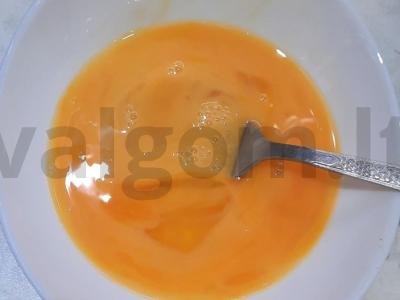 Kiaušinių blynai su daržovėmis ir sūriu Žingsnis 1