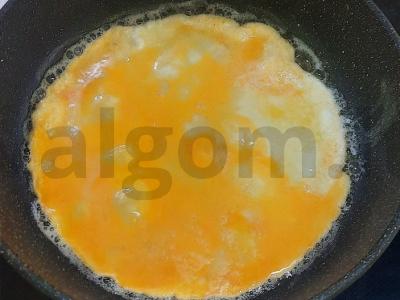 Kiaušinių blynai su daržovėmis ir sūriu Žingsnis 3