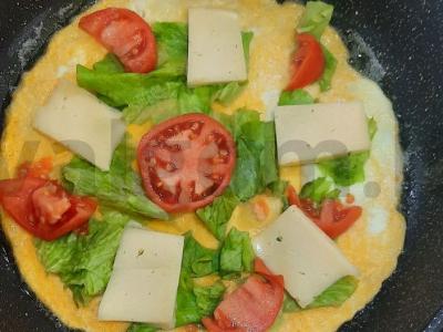 Kiaušinių blynai su daržovėmis ir sūriu Žingsnis 5