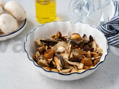 Kiauliena su grybais grietinėlėje Žingsnis 1