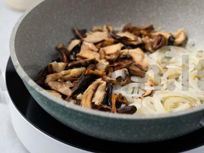 Kiauliena su grybais grietinėlėje Žingsnis 5