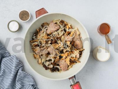 Kiauliena su grybais grietinėlėje Žingsnis 6