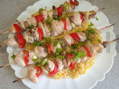 Kalakutienos ir daržovių šašlykai su bulguro garnyru pagrindine nuotrauka