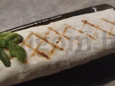 Namų šašlykas su rukola ir salotomis pagrindine nuotrauka