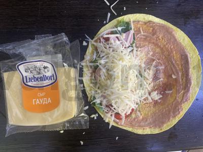 Sūrio tortilija su dešra, pomidorais ir sūriu padaže Žingsnis 5