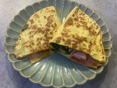 Sūrio tortilija su dešra, pomidorais ir sūriu padaže pagrindine nuotrauka