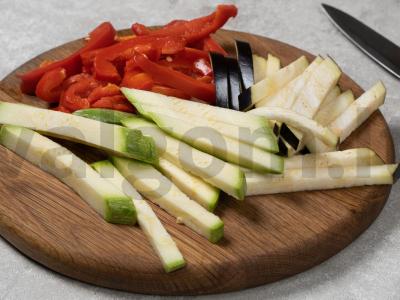 Šiltas salotas iš avinžirnių ir keptų daržovių Žingsnis 1