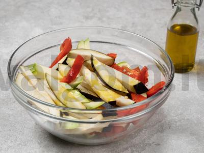 Šiltas salotas iš avinžirnių ir keptų daržovių Žingsnis 2