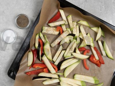 Šiltas salotas iš avinžirnių ir keptų daržovių Žingsnis 3