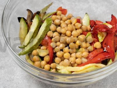 Šiltas salotas iš avinžirnių ir keptų daržovių Žingsnis 4