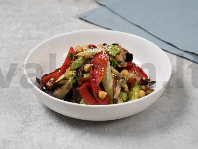 Šiltas salotas iš avinžirnių ir keptų daržovių pagrindine nuotrauka