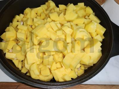 Bulvės puoduose su grybais Žingsnis 2