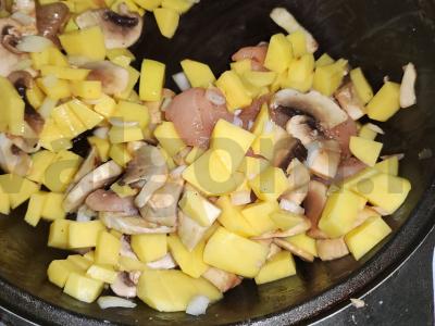 Bulvės puoduose su grybais Žingsnis 4