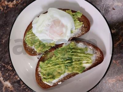 Karštas sumuštinis su avokadu pagrindine nuotrauka