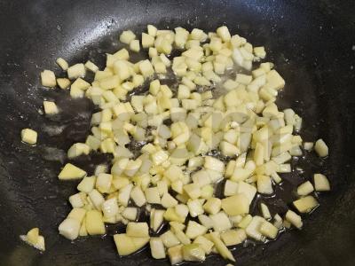 Sluoksniuota bandelė su karamelizuotais obuoliais Žingsnis 2